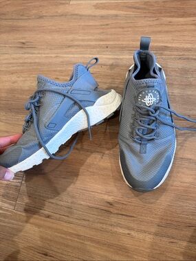 Nike Grey Huarache Low-Top Sneakers